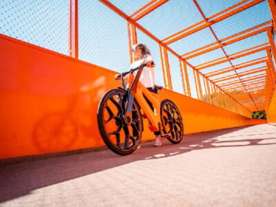 de igus:bike fiets op een brug