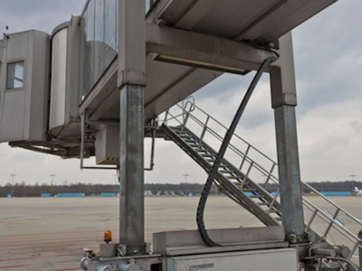 Passagiersbrug op een vliegveld