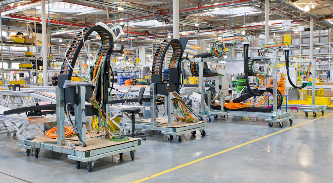 Opgeleverde readychain-systemen reeds in montagepositie gemonteerd op een rack.