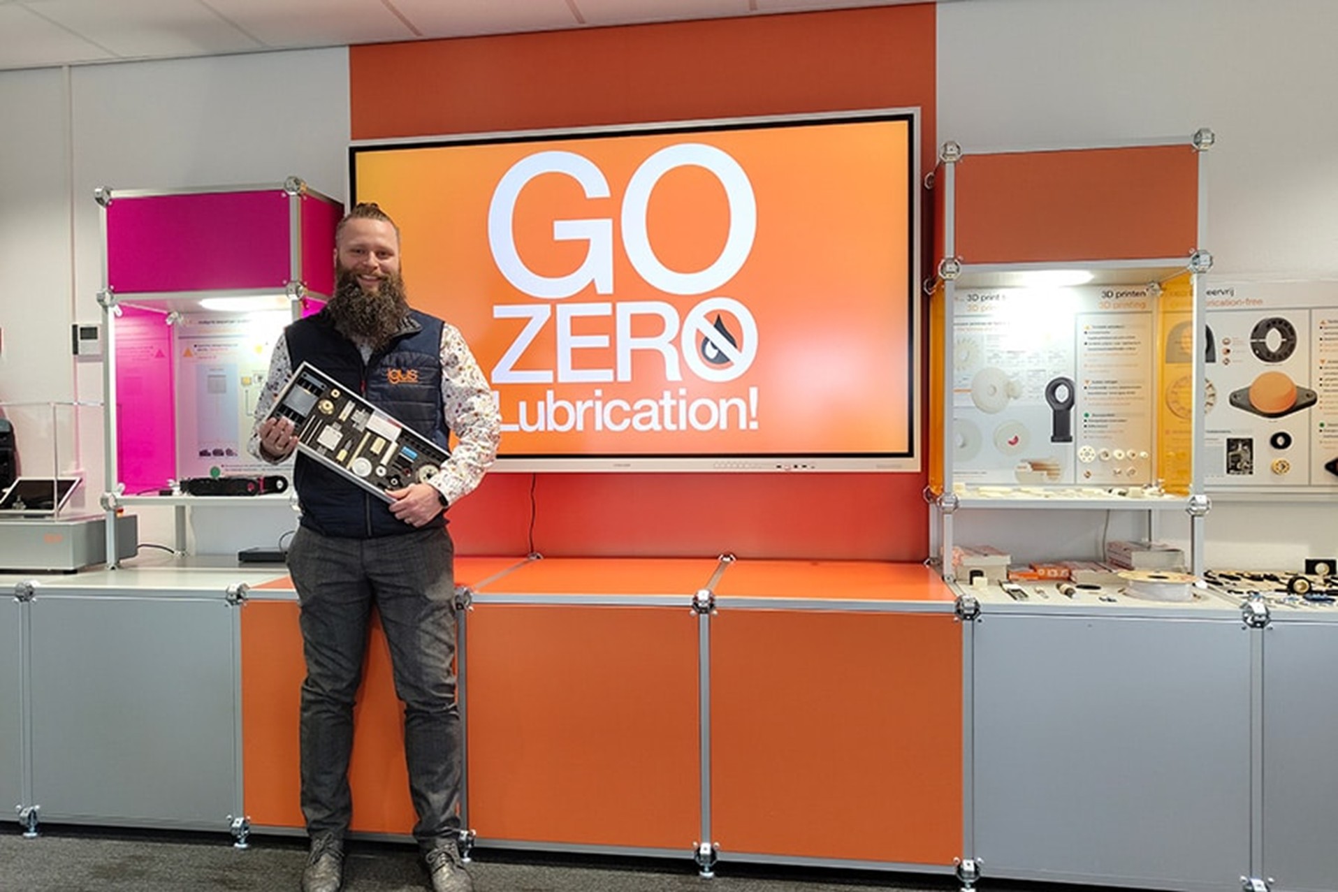 Roy Snellens, productmanager lagertechniek bij igus in de showroom.